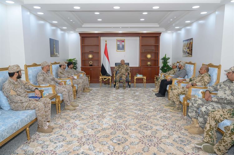عضو مجلس القيادة الرئاسي طارق صالح يستقبل في المخا وفداً عسكرياً سعوديا