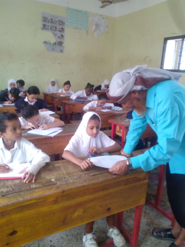 مجلس الآباء واللجان المجتمعية يتفقدون سير الامتحانات في مدرسة الذاري الابتدائية بالبريقة