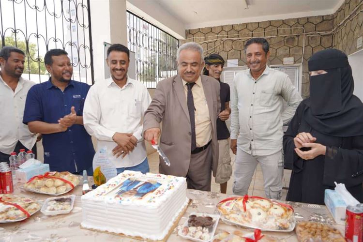 موظفو مكتب التعليم الفني والتدريب المهني بعدن يُكرمون مديرهم الأستاذ/الشكلية