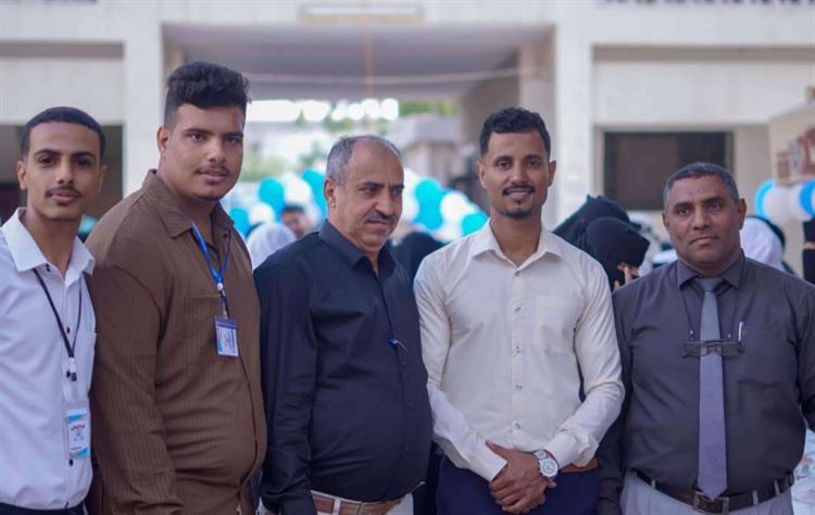 المجلس الطلابي لكلية العلوم الإدارية بعدن ينظمون طبق خيري لصالح مرضى تليف الكبد