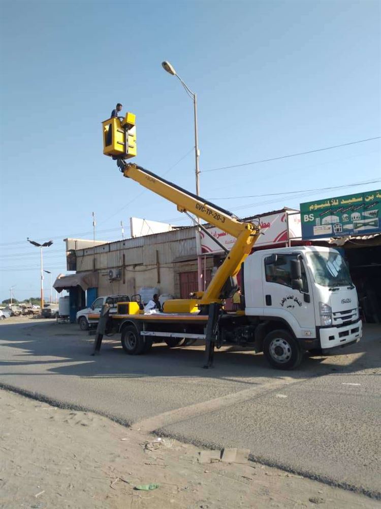 تنفيذا لتوجيهات المحافظ لملس .. أشغال عدن يباشر اعمال الانارة بالطاقة الشمسية  لخط الحسوة