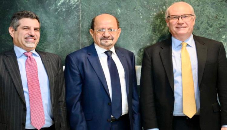 وزير الخارجية وشؤون المغتربين يلتقي المبعوث الأمريكي الخاص إلى اليمن