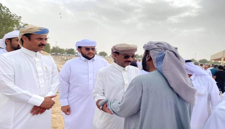 المحافظ بن الوزير يتقدم الموكب الجنائزي للشخصية التربوية والاجتماعية الفقيد محمد سالم نصيب في أبو ظبي. 