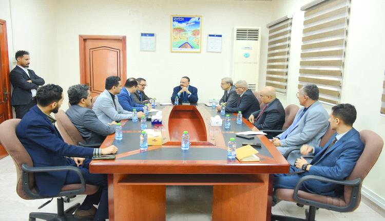 وزير النقل يتفقد سير العمل ومستوى الإنضباط الوظيفي في شركة الخطوط الجوية اليمنية