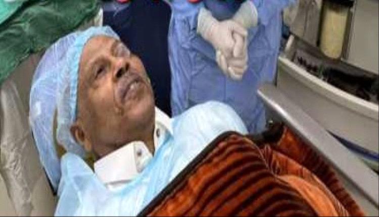 الفنان الكبير ايواب طارش يدخل غرفة العمليات في احد مستشفيات صنعاء

