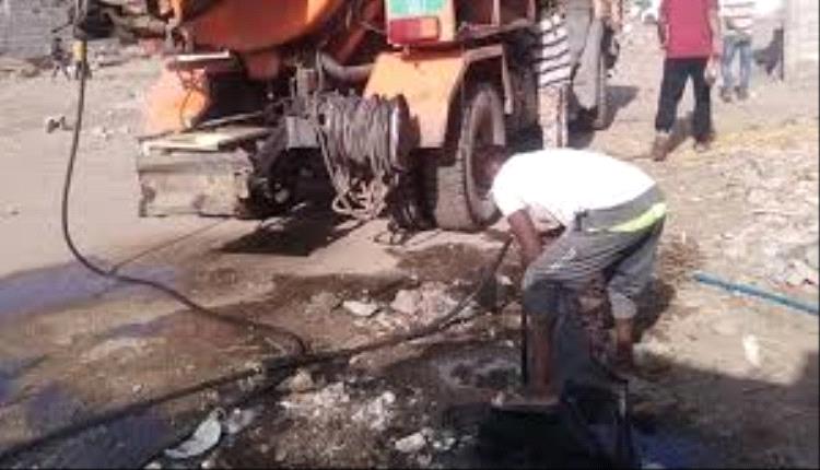 حملة تبرع لإنقاذ حياة اثنين من عمال الصرف الصحي بعدن