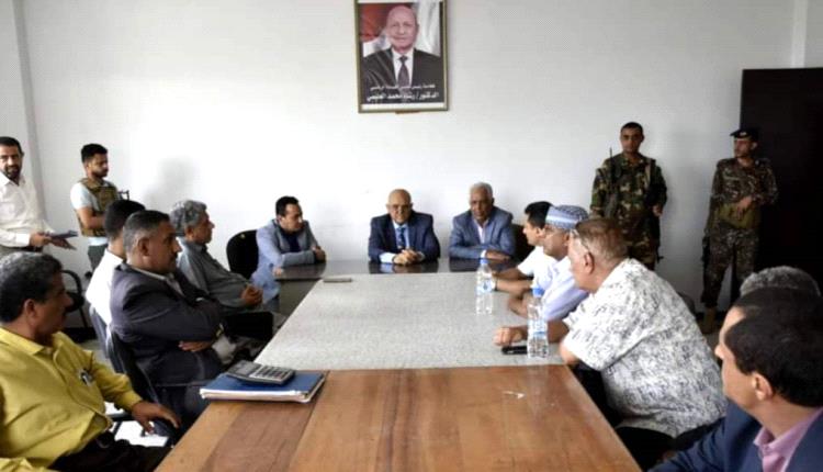 محافظ تعز يناقش مع الجهاز المركزي تفعيل الرقابة على الموارد وإنفاقها 