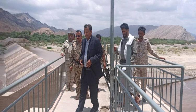 محافظ أبين يتفقد السيول المتدفقة في سد باتيس