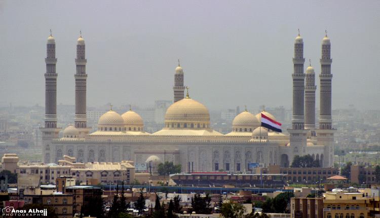 الدخان يتصاعد من داخل جامع الصالح بـ صنعاء (صورة)