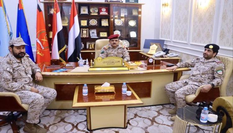وزير الدفاع يستقبل قائد قوات التحالف في عدن 
