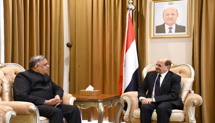 وزير الخارجية يتسلم نسخة من أوراق اعتماد السفير الهندي لدى اليمن