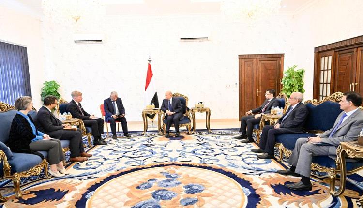 رئيس مجلس القيادة يستقبل في عدن المبعوث الخاص للامم المتحدة 
