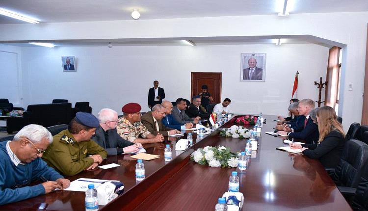 المحافظ شمسان يلتقي المبعوث الأممي في تعز.. وهذا ما دار بينهما!
