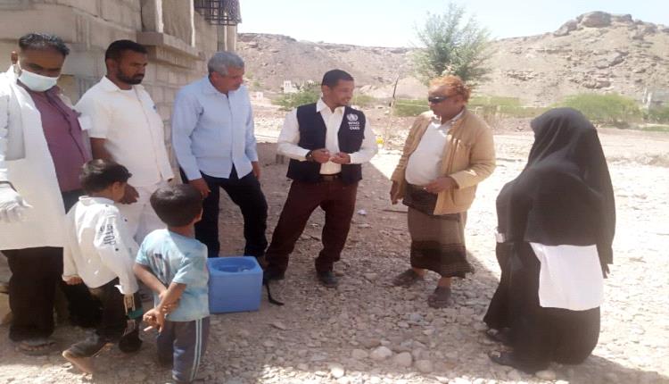 منسق و مشرف منظمة الصحة العالمية يتفقدان سير حملة التحصين ضد شلل الأطفال بالروضة