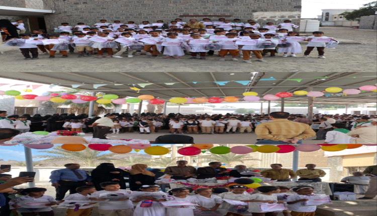 عدن.. مدير مدرسة الجلاء يكرم هيئة التدريس وأوائل الطلاب