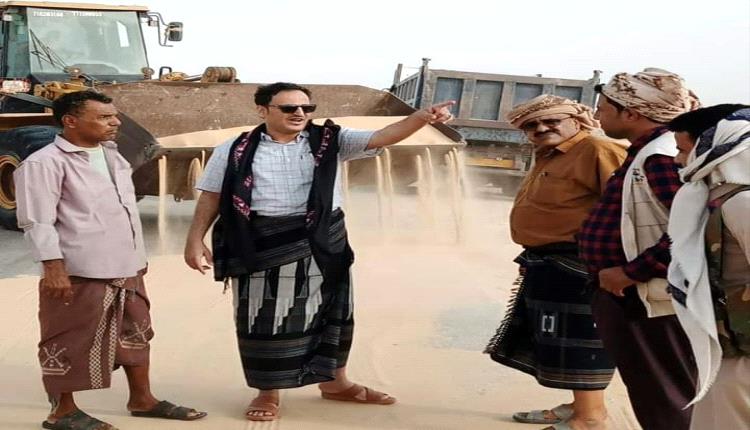 وكيل المحافظة يتفقد أعمال إزاحة الرمال المتحركة من الطريق الدولي عتق- المكلا بمنطقة النشيمة رضوم