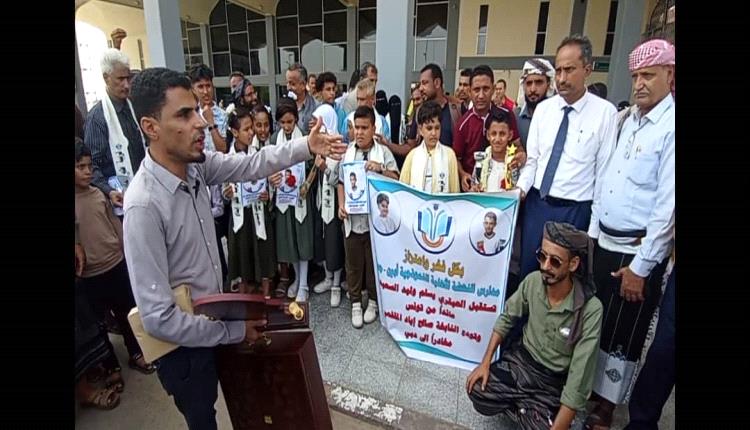 العشرات من أبناء أبين يستقبلون تلميذ مدارس النهضة الأهلية العبقري يسلم وليد بمطار عدن