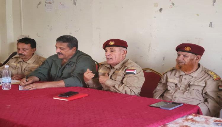 العميدان مهدي والعولقي يترأسان إجتماعًا عسكريًا مع قادة الوحدات العسكرية والأمنية في محور الضالع 
