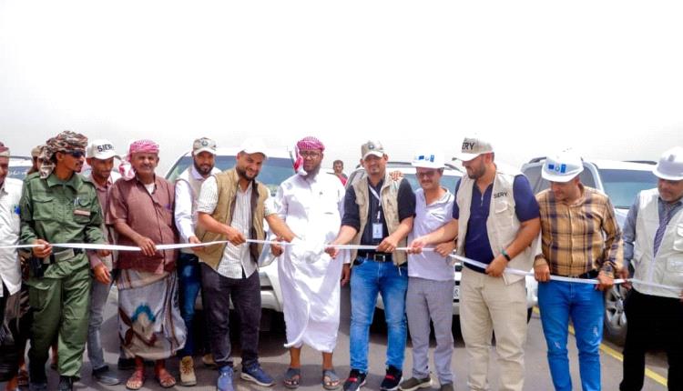 تدشين مشروع تأهيل الطريق الأسفلتي وصيانة جسر خور عميرة في المضاربة ورأس العارة بلحج
