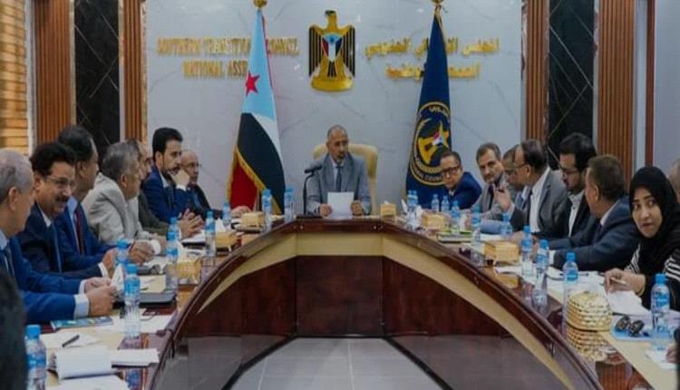 هيئة رئاسة الانتقالي تشدد على سرعة إنجاز مصفوفة الحلول العاجلة لوقف التدهور الاقتصادي والخدمي 
