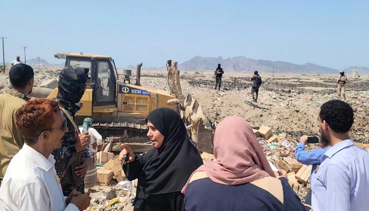 نيابة الصناعة بـ عدن تتلف سبعة أطنان من الدجاج والاجبان لسوء التخزين و354 كرتون أدوية منتهي الصلاحية "صور "