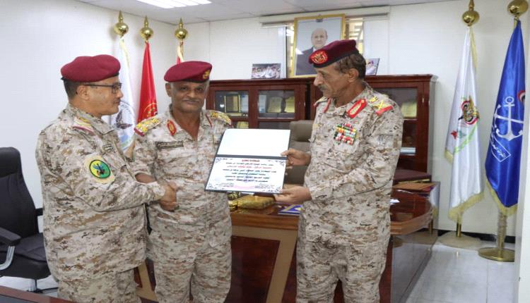 نائب رئيس هيئة الأركان العامة يكرم العميد الركن خالد الزامكي بشهادة شكر وتقدير