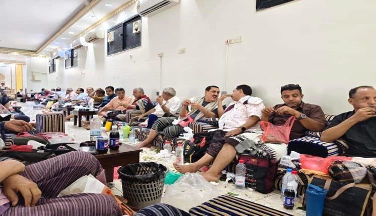 وزراء وقيادات أمنية وعسكرية واكاديمية واجتماعية يقدمون واجب العزاء بوفاة الحاج/سالم أسعد الحقلي بعدن