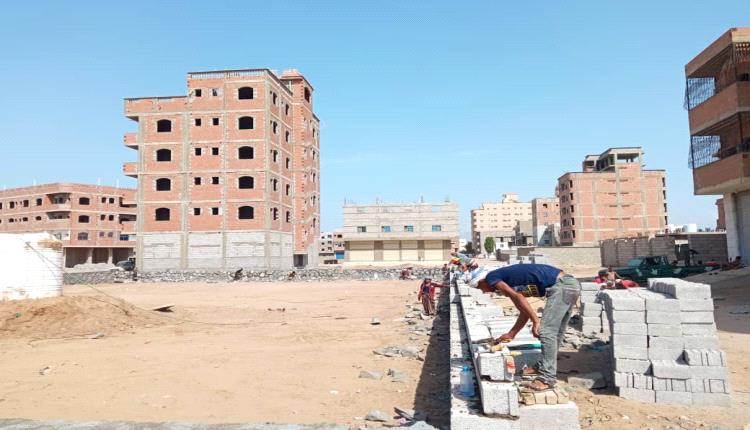 وحدة حماية الأراضي بعدن تنفذ نزول حماية لمستثمر يتعرض لمضايقات
