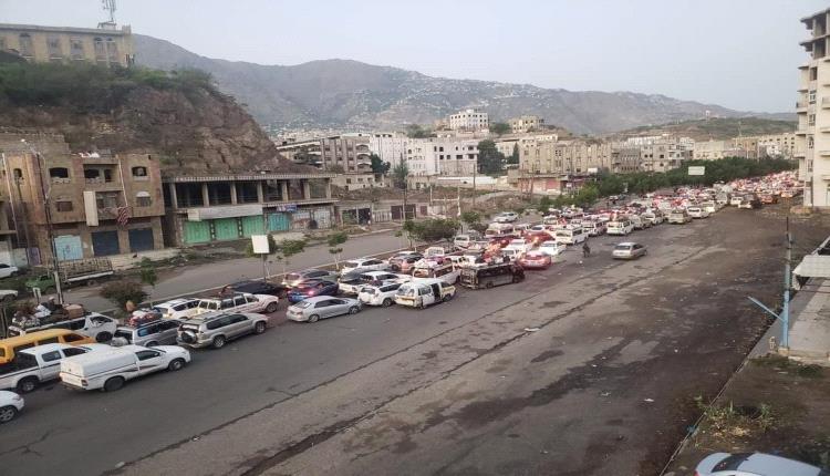 في مشهد عجيب ..  الالاف يدخلون تعز صباح الجمعة والالاف يغادرون