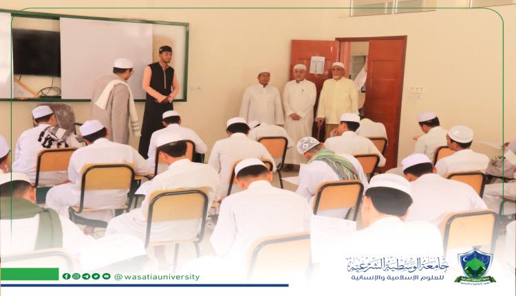رئيس جامعة الوسطية الشرعية يدشن امتحانات الفصل الدراسي الثاني للعام الجامعي 2024/2023م بكلية أصول الدين بسيئون