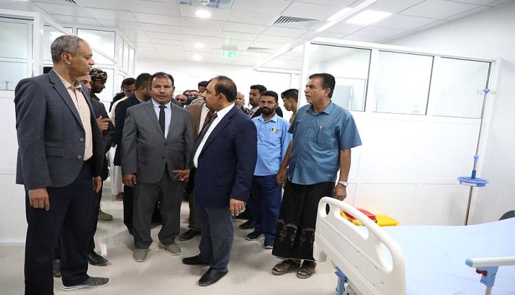محافظ حضرموت يضع الحجر الأساس لـ 18 مشروعا بمديرية القطن
