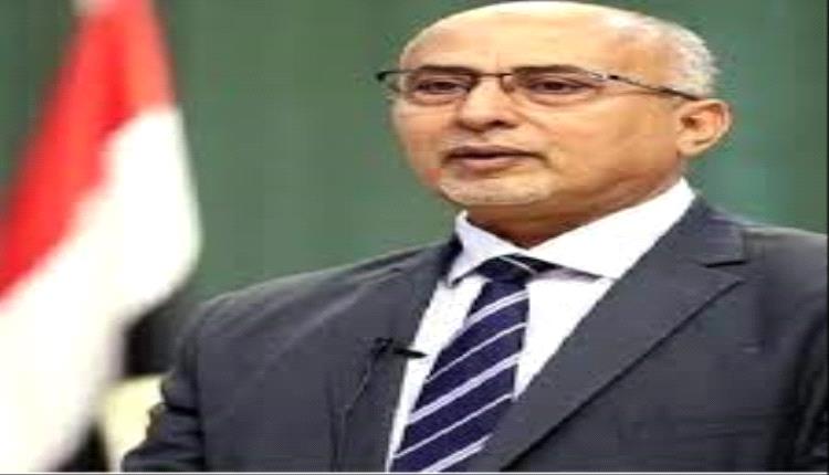 وزير سابق يدعو إلى فصل المسؤوليات والسلطات بين مجلس القيادة والحكومة