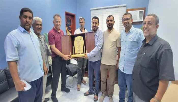 مجموعة شركات عبدالجليل ردمان تكرمان الجاوي بدرع تذكاري.