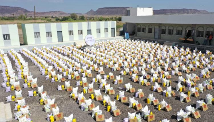 بدعم من هلال الإمارات.. توزيع 450 سلة غذائية في عدد من قرى المخا 
