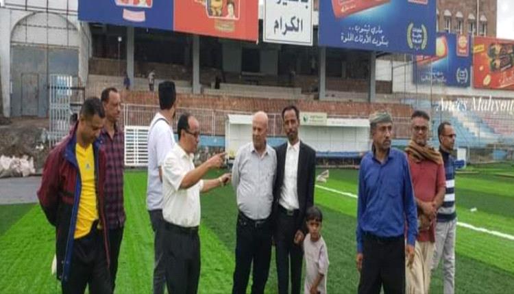 د. فؤاد فاضل يتفقد آخر الأعمال في تعشيب ملعب الشهداء بتعز

