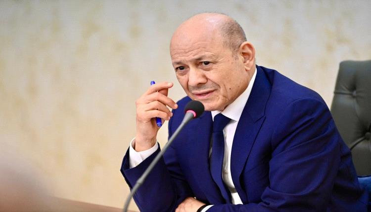 رئيس مجلس القيادة يرأس اجتماعا مشتركا للحكومة ومحافظي المحافظات