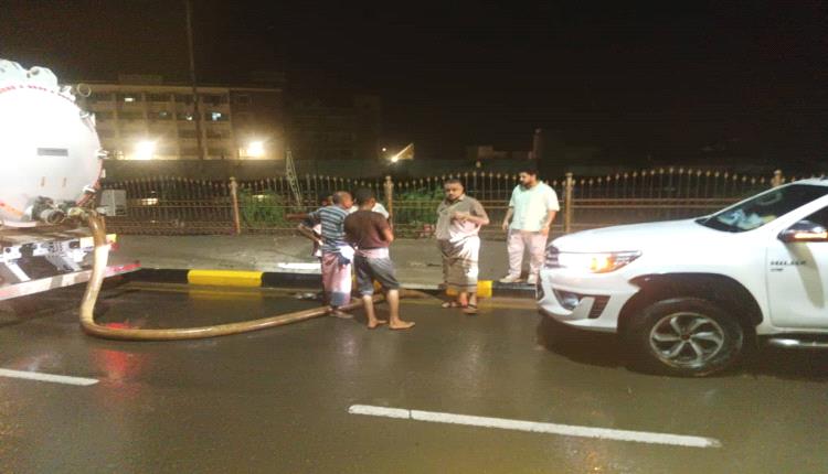 مدير عام مديرية التواهي يشرف على عملية شفط مياه الأمطار 
