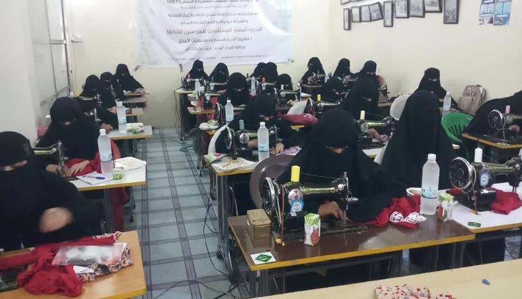 وكيل محافظة الضالع يدشن "دورتي" الخياطة وصيانة الجوالات للمستفيدين من مشروع التدريب المهني