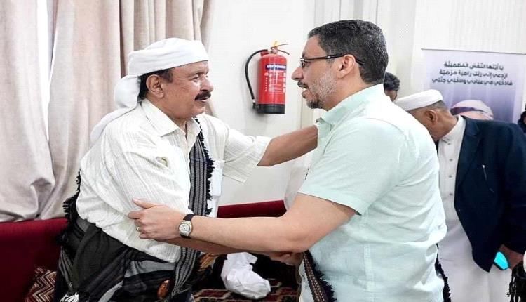 رئيس مجلس الوزراء و عدد من مسؤولي الحكومة الشرعية يعزون أسرة الفقيد اللواء أحمد مساعد حسين بالعاصمة المؤقتة عدن