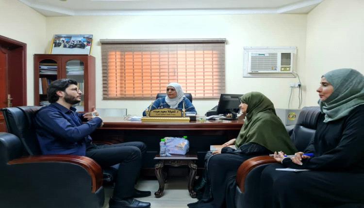 رئيسة اللجنة الوطنية للمرأة تلتقي مدير منظمة الأمين للمساندة الانسانية
