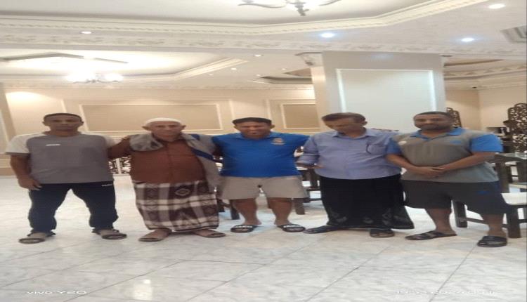 ابن عبدات يزور  المنتخب الوطني  في معسكره الداخلي  بحضرموت
