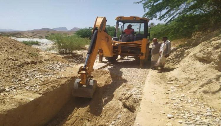 إصلاح قناة الري المتضررة في الحمارية بجزول بمديرية حجر