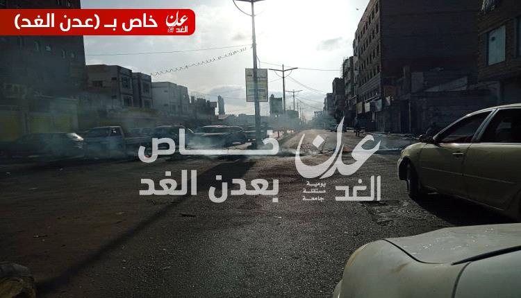 شلل تام وقطع للطرقات احتجاجاً على انقطاعات التيار الكهربائي بعدن