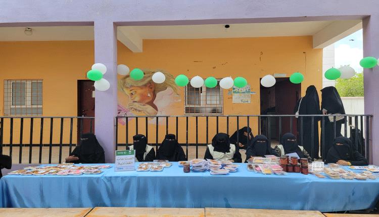 تدشين بازار تسويقي لمنتجات معيلات الأسر ضمن برنامج "استلحاق تعليم الفتاة"٠