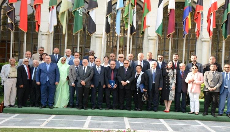 على هامش قمة المنامة .. الرئيس علي ناصر محمد يدعو إلى وحدة الصف العربي والفلسطيني