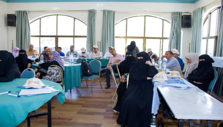 مؤسسة العون للاستجابة والتنمية تنفذ جلسات مناصرة بمجال المياه وإزالة القمامة في تعز