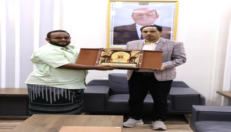 رئيس اللجنة التحضيرية للاحتفال بذكرى النصر يُكرّم الوزير البكري