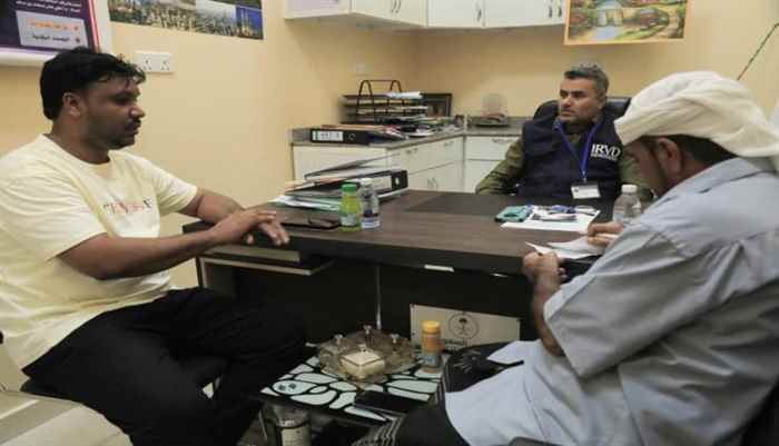 مدير الوحدة التنفيذية للنازحين بالمهرة يزور مركز الغسيل الكلوي