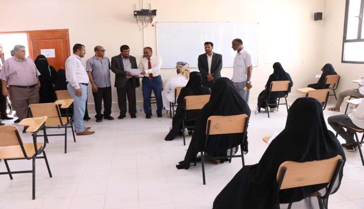 الأمين العام للمجلس المحلي ونواب رئيس جامعة المهرة يدشنون الامتحانات النهائية للفصل الثاني بكليات الجامعة.