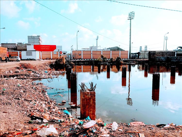 صور من عدن تبين الكارثة الصحية التي ستصيب أهالي المدينة